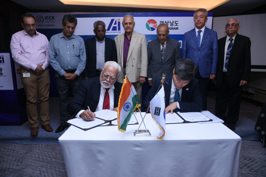 경상남도는 인도 조선소 협회(Shipyard Association of India)와 업무 협약(MoU)를 맺었다. Vijay Kumar 인도 조선소 협회 회장과 조현국 경상남도 투자통상과장이 서명하고 있다. Debashis Bir 릴라이언스 조선소 대표 및 5개 조선소 대표 참석.